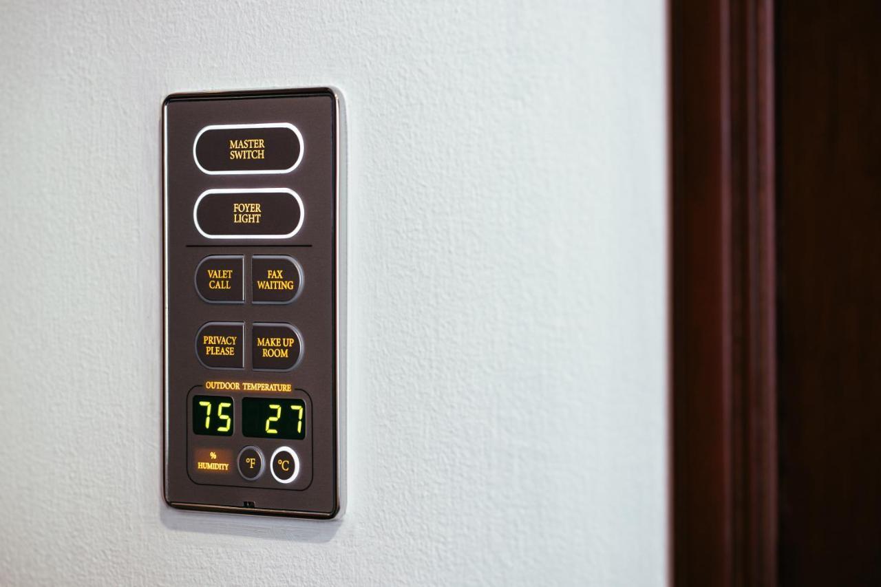 The Peninsula Manila Hotel Makati City Ngoại thất bức ảnh A room control panel