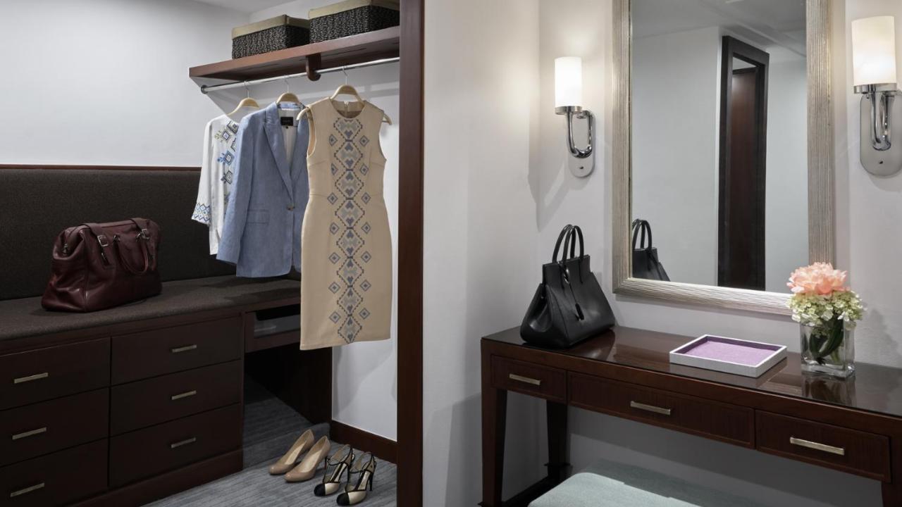 The Peninsula Manila Hotel Makati City Ngoại thất bức ảnh A walk-in closet
