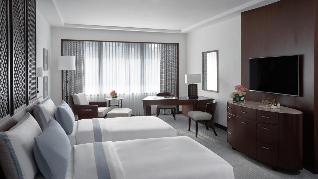 The Peninsula Manila Hotel Makati City Ngoại thất bức ảnh A guest room at the Four Seasons Hotel