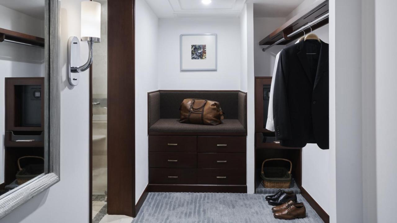 The Peninsula Manila Hotel Makati City Ngoại thất bức ảnh A walk-in closet