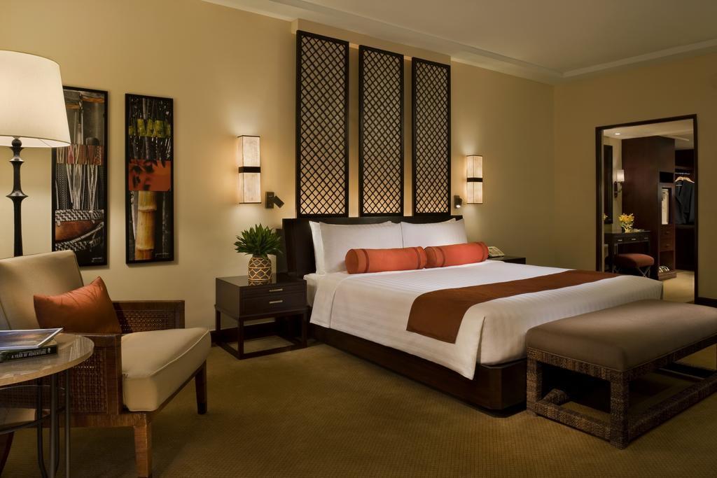 The Peninsula Manila Hotel Makati City Ngoại thất bức ảnh A bedroom at the Shangri-La Hotel, Kuala Lumpur