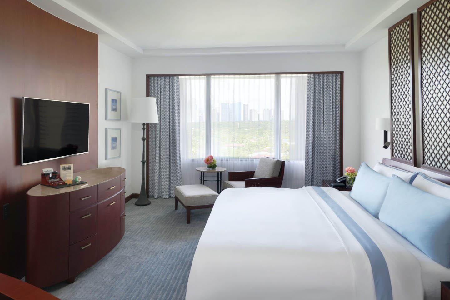 The Peninsula Manila Hotel Makati City Ngoại thất bức ảnh A guest room at the hotel