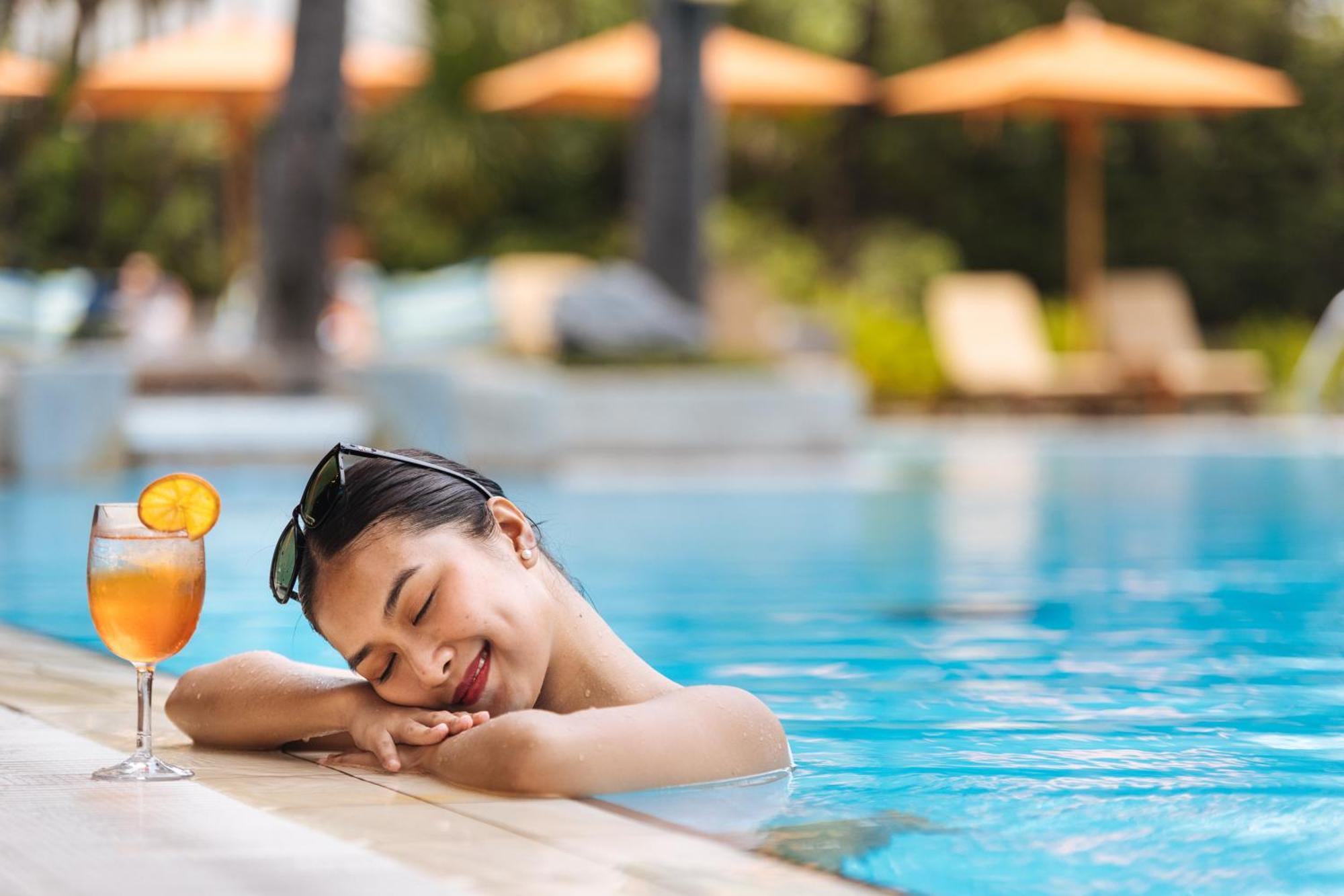 The Peninsula Manila Hotel Makati City Ngoại thất bức ảnh A woman relaxing at a pool